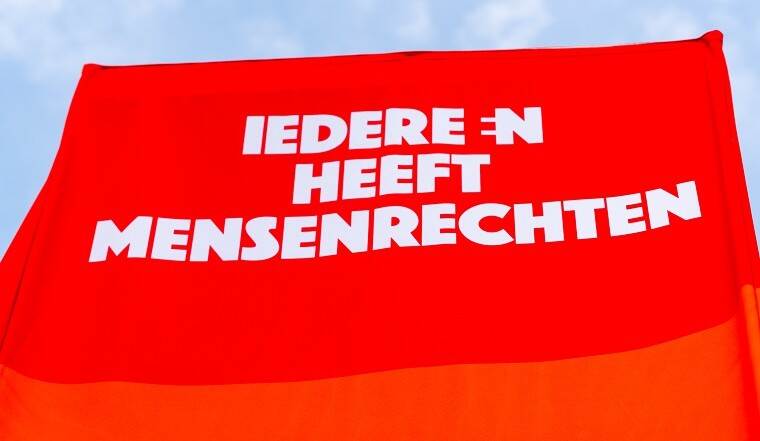 Vlag met tekst: Iedereen heeft mensenrechten