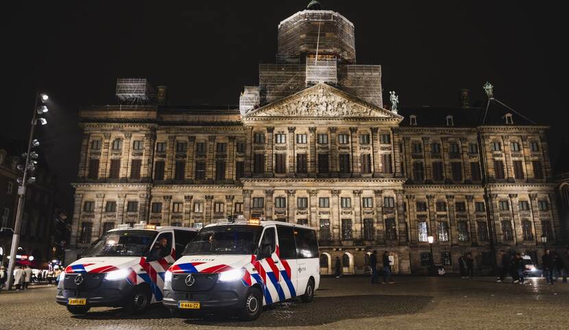 Twee politiebussen op de Dam in Amsterdam