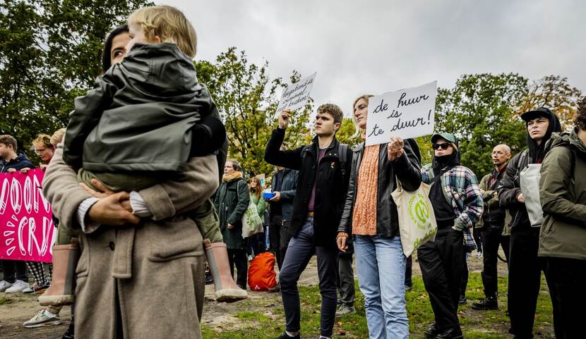 Demonstranten demonstreren in Den Haag op de Koekamp tijdens het woonprotest.