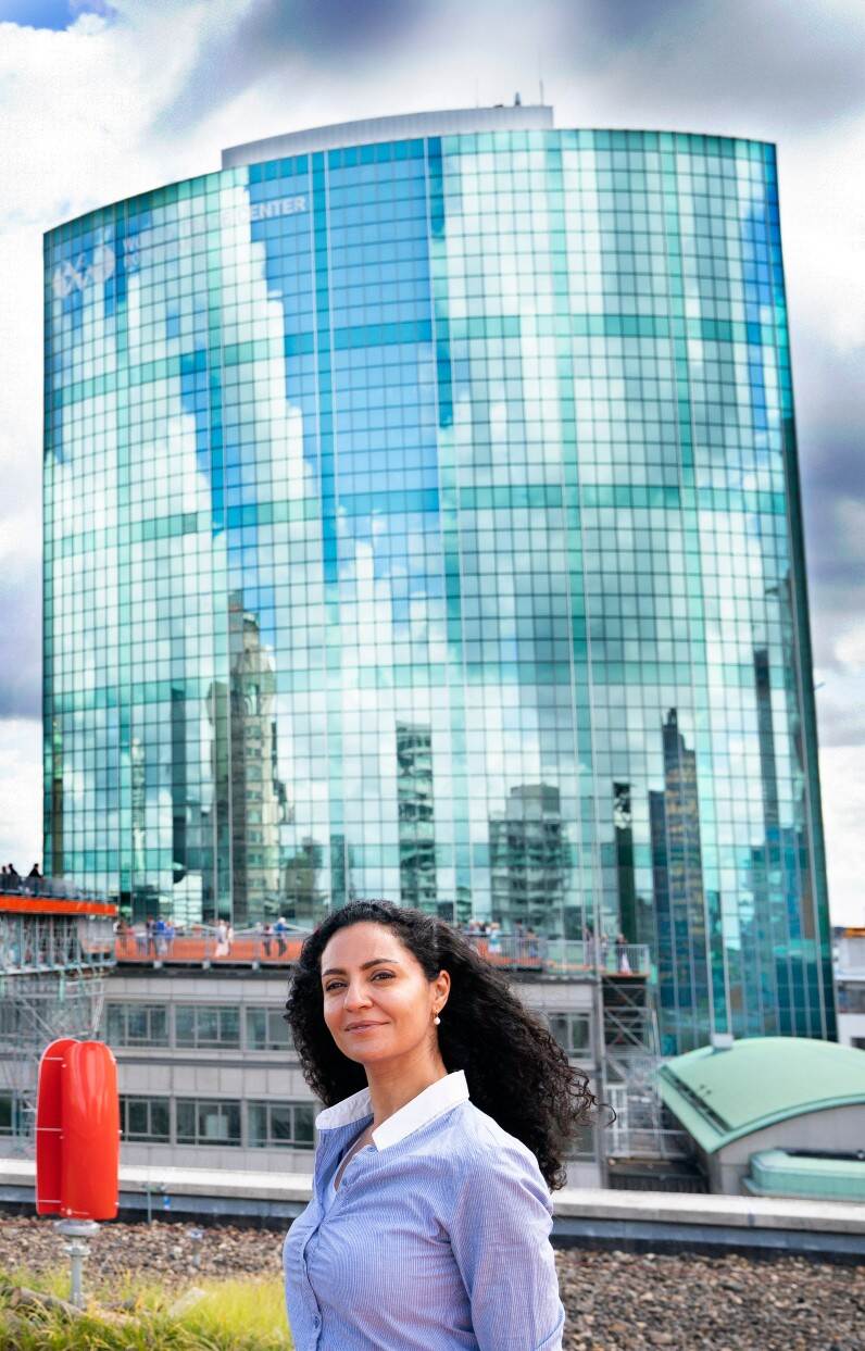 Myriem Bouaddi voor een hoog gebouw in Rotterdam